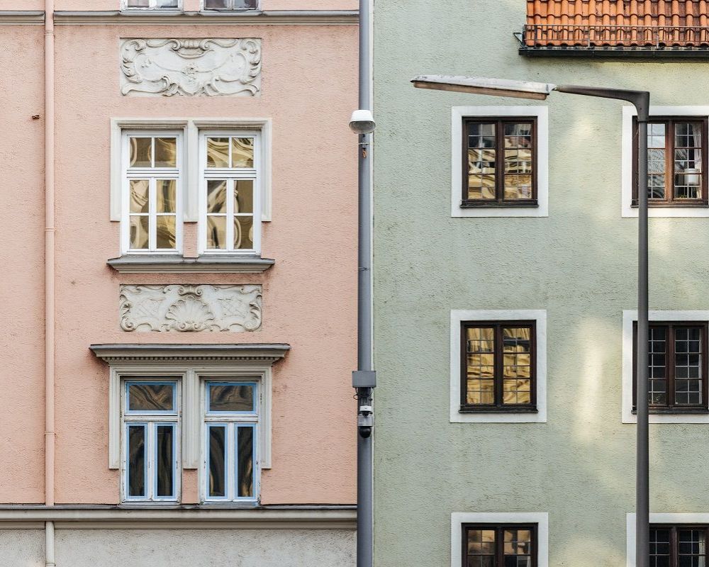 Effiziente Heizlösungen für Altbau und Bestandsgebäude Fassadenansicht von Altbau und Bestandsgebäuden